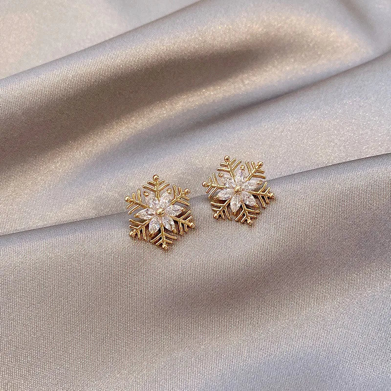 New Lovely Snowflake Charm Earring For Women Christmas Gift Fashion Crystal Zircon Stud Earrings Girls New Year Jewelry