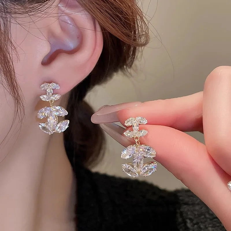 The 2025 high-quality retro and elegant earrings are diamond-encruffled bow pearl fashion earrings, suitable for the daily fresh